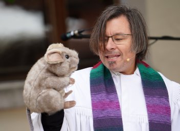 Pfr. Schwarzenberg mit der Kirchenmaus Bernhard